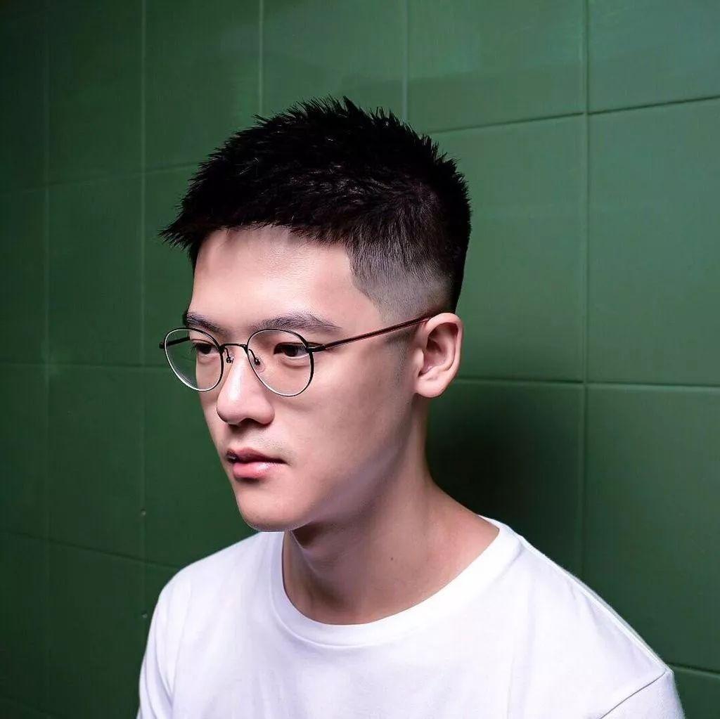最新款男士發(fā)型，引領(lǐng)潮流風(fēng)尚的發(fā)型設(shè)計(jì)