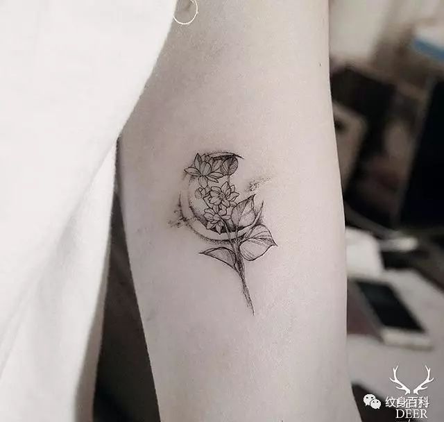 最新款女背部紋身花朵，時尚與個性的完美結(jié)合