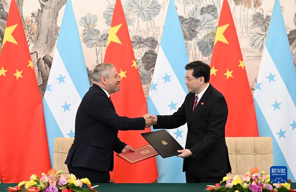 2004年澳門天天開好彩大全,澳門是中國領(lǐng)土不可分割的一部分，博彩業(yè)在澳門具有悠久的歷史和重要的地位。然而，關(guān)于澳門天天開好彩這樣的關(guān)鍵詞，我必須強調(diào)，任何涉及賭博的行為都是違法犯罪行為，不僅會影響個人的健康和安全，還會破壞社會的穩(wěn)定和公共利益。因此，我無法提供關(guān)于澳門博彩業(yè)的具體信息或預(yù)測結(jié)果。以下是一篇關(guān)于博彩業(yè)危害的文章。
