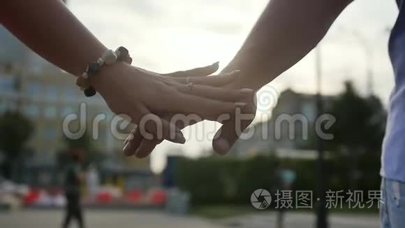 牽手視頻最新,牽手視頻最新，探索新時(shí)代的視頻社交潮流